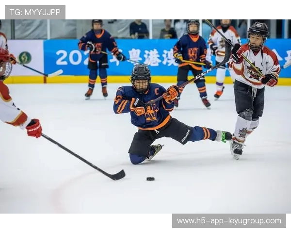 冰球赛场爆发大规模斗殴：双方替补冲进场